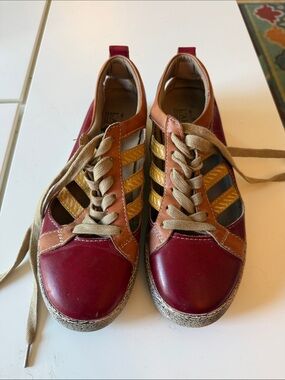 L'ARTISTE Porscha Lace-Up Vented Sneakers in Burgundy, Tan and Yellow